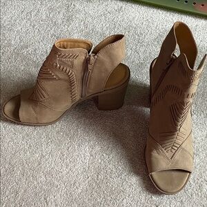 Universal Thread Tan Heeled Boots with Western Influence